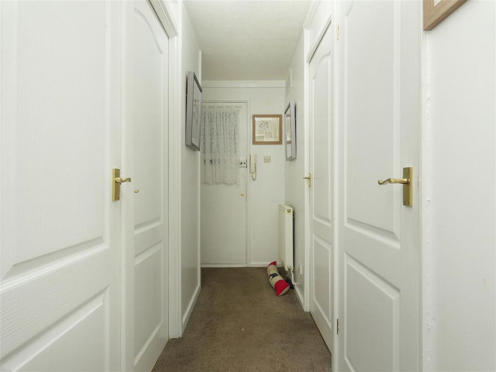 Property photo 3 of 11 Entrance Hall