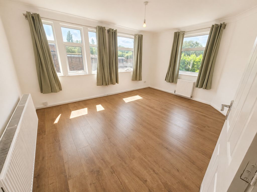 Property photo 1 of 8 Living Room