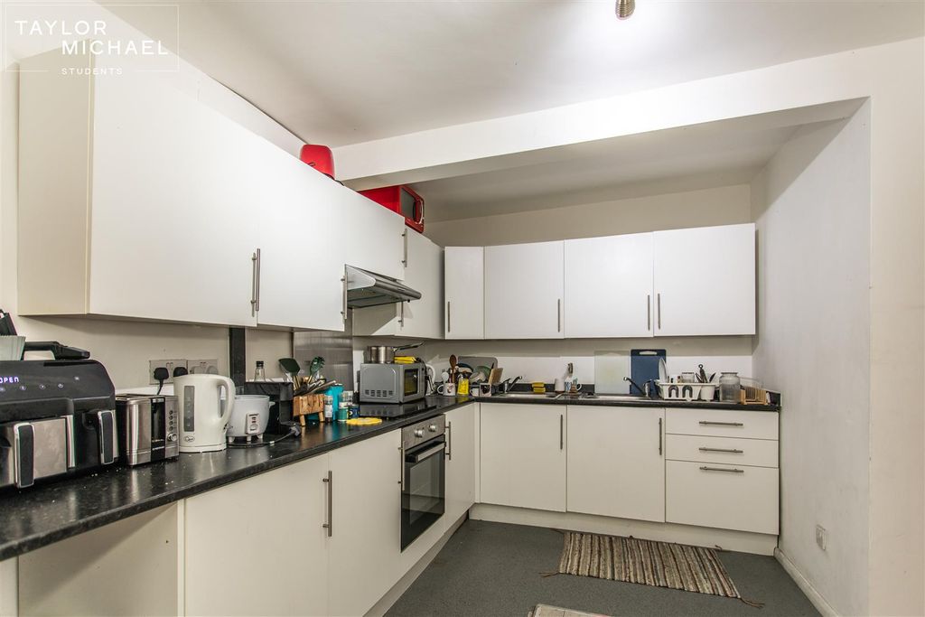 Property photo 1 of 18 Kitchen