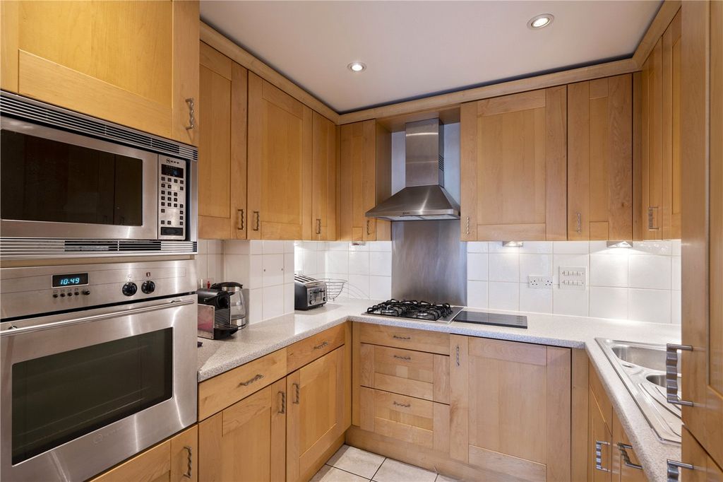 Property photo 2 of 10 Kitchen