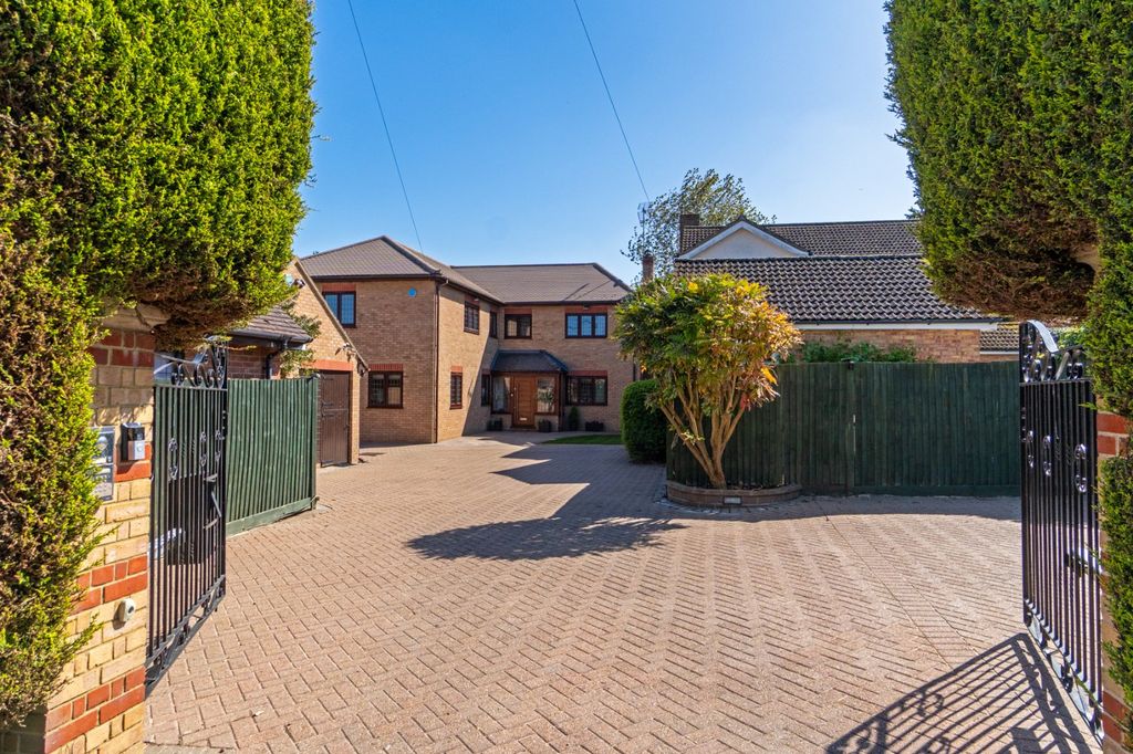 Property photo 1 of 25 Gated Driveway
