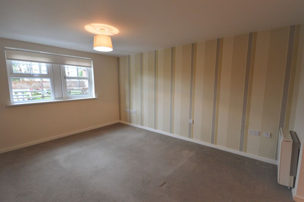 Property photo 2 of 8 Lounge/Dining