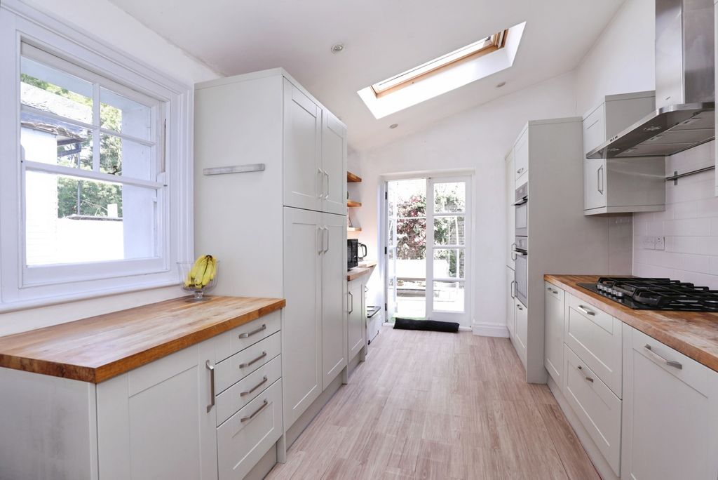 Property photo 3 of 16 Kitchen