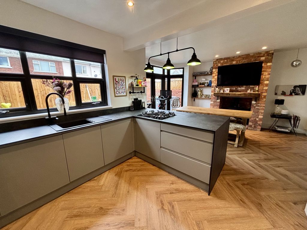 Property photo 2 of 26