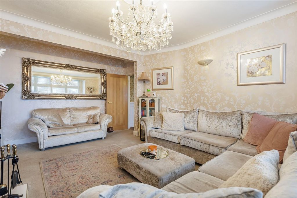 Property photo 3 of 37 26 Larkshall Cres (9).Jpg