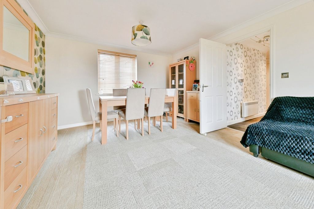 Property photo 3 of 18 Lounge