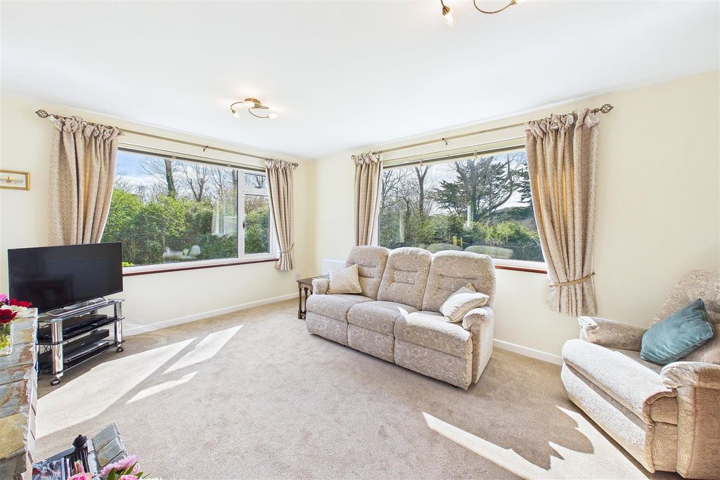 Property photo 3 of 31 Lounge