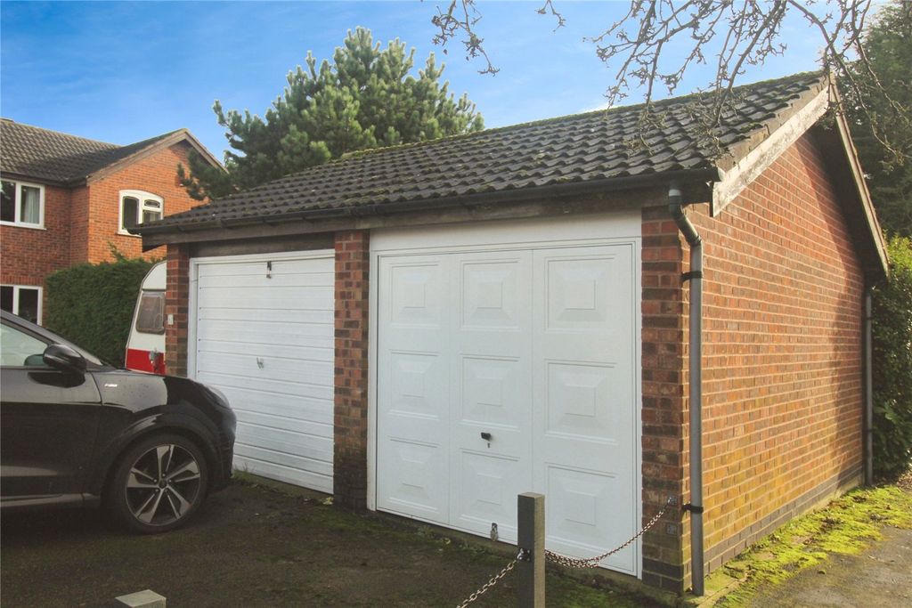 Property photo 2 of 11 Garage