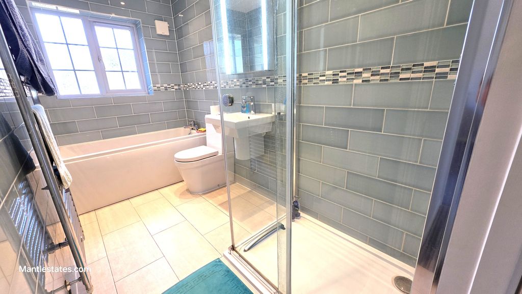 Property photo 2 of 23 Bathroom