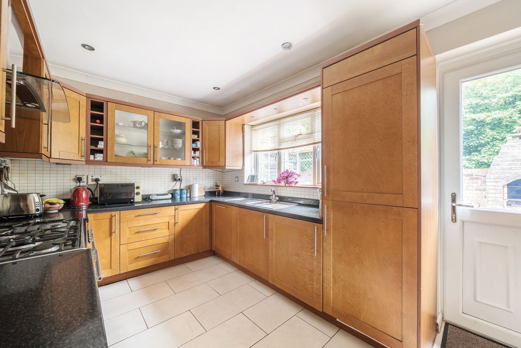 Property photo 2 of 20 1339876-11-689c6E...