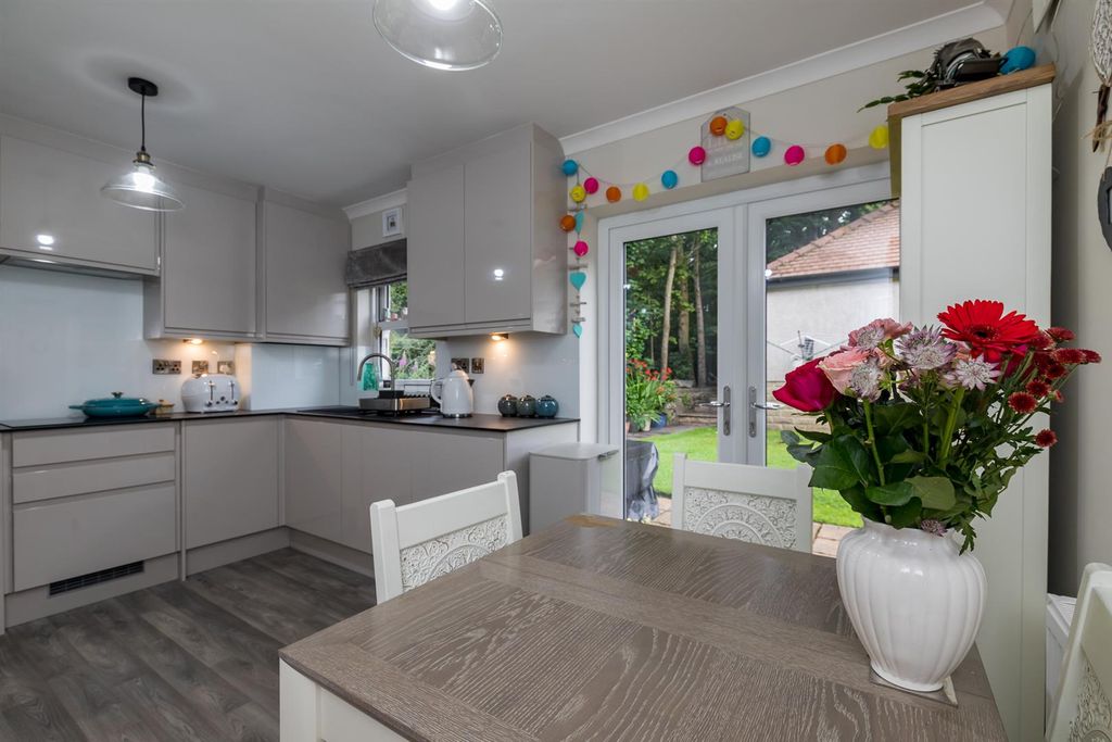 Property photo 2 of 25