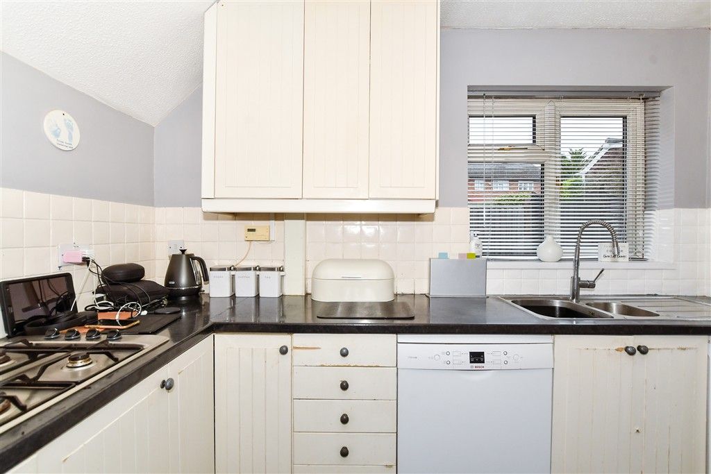 Property photo 3 of 10 Kitchen