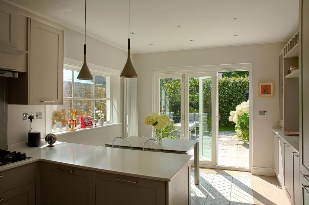 Property photo 2 of 32