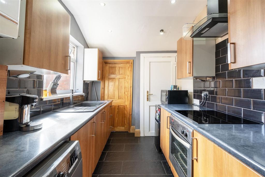 Property photo 3 of 9 Kitchen