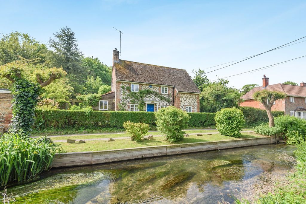 Property photo 1 of 18 Floral Cottage