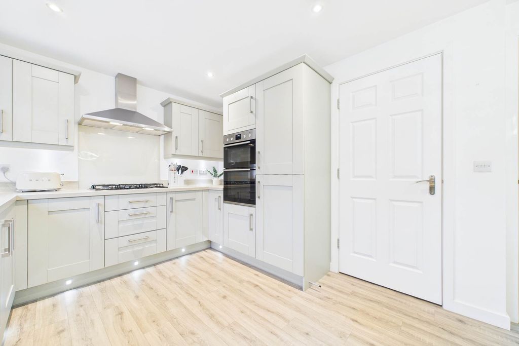 Property photo 3 of 27