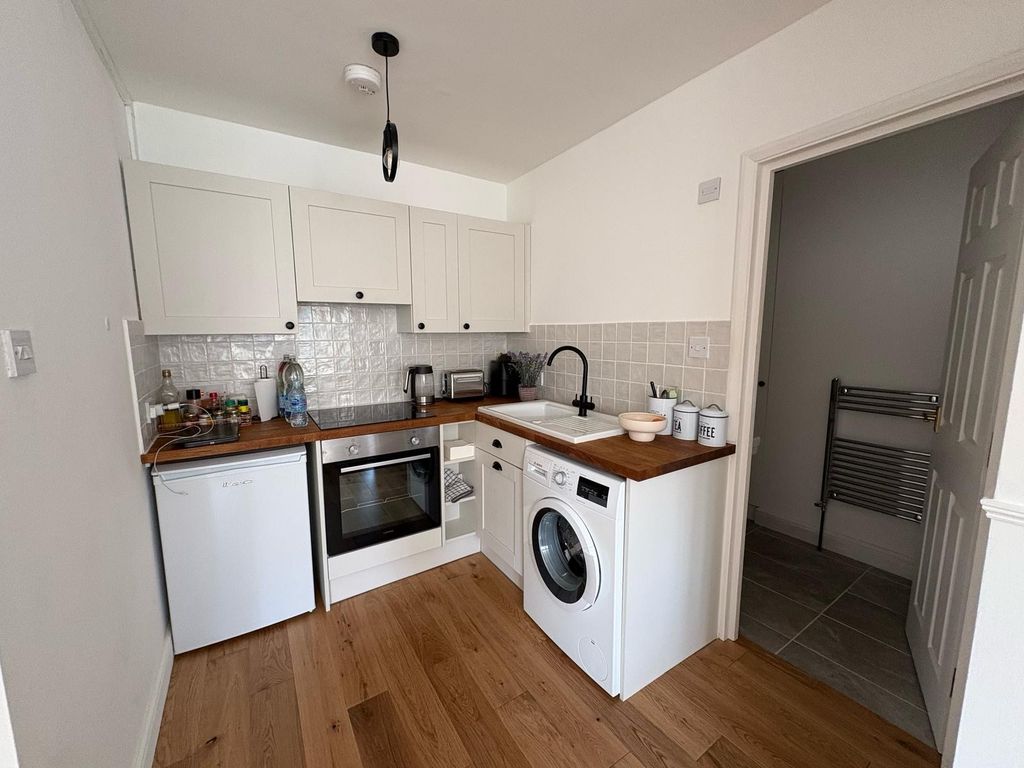 Property photo 3 of 6 Kitchen