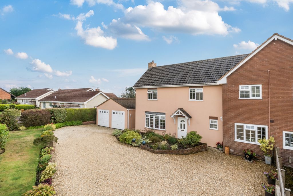 Property photo 1 of 16 Pennymoor, Seddons