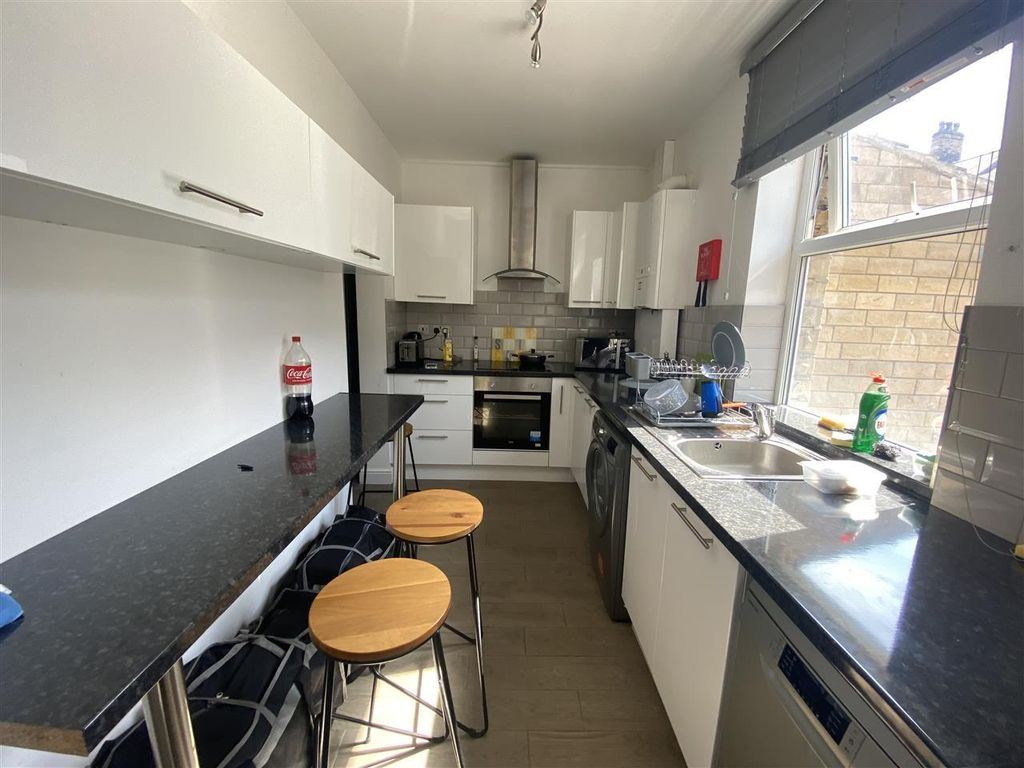 Property photo 2 of 11 Kitchen