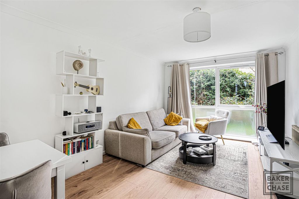 Property photo 2 of 15 Lounge