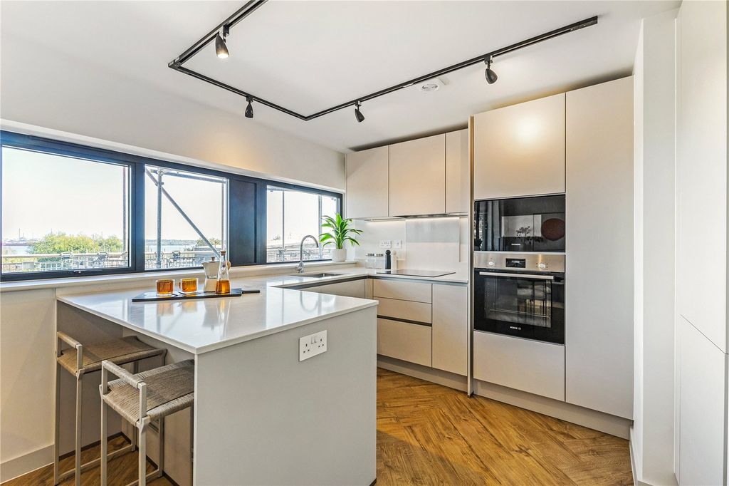 Property photo 2 of 9 Show Home