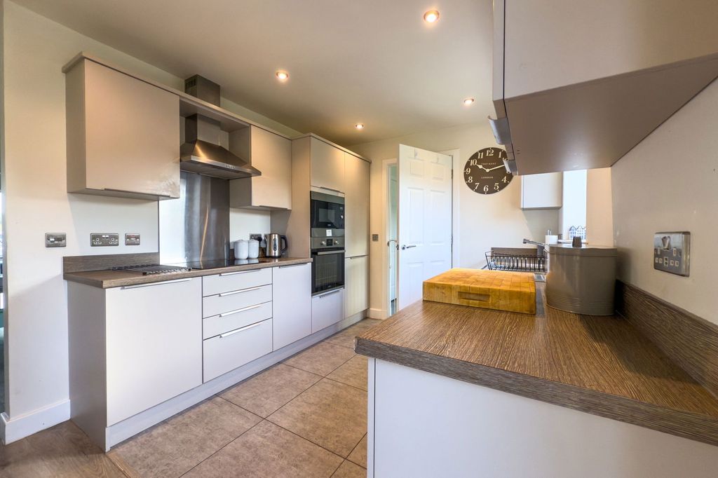 Property photo 3 of 24