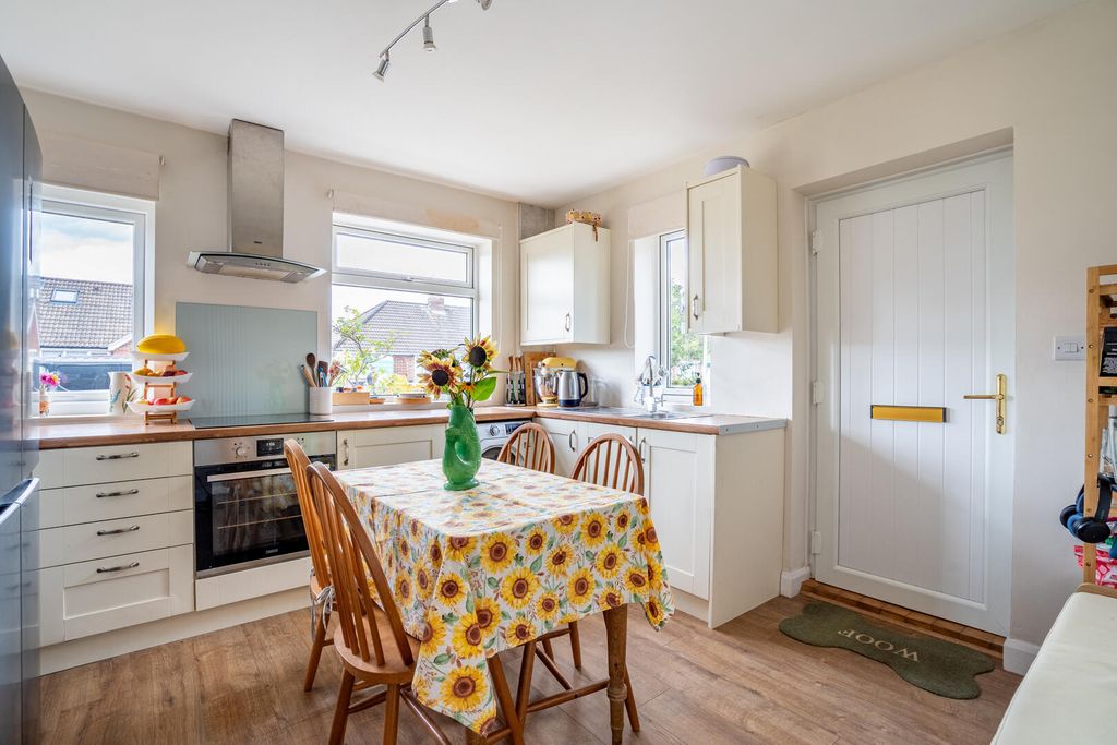Property photo 3 of 11 Kitchen