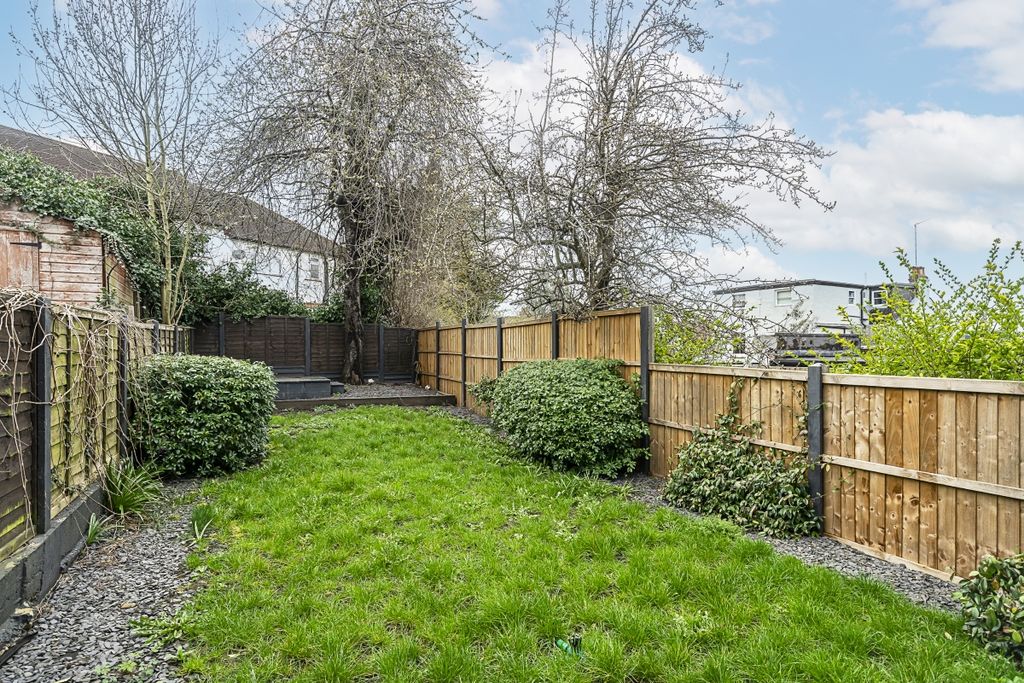 Property photo 3 of 17 107-Pembroke-Rd-003