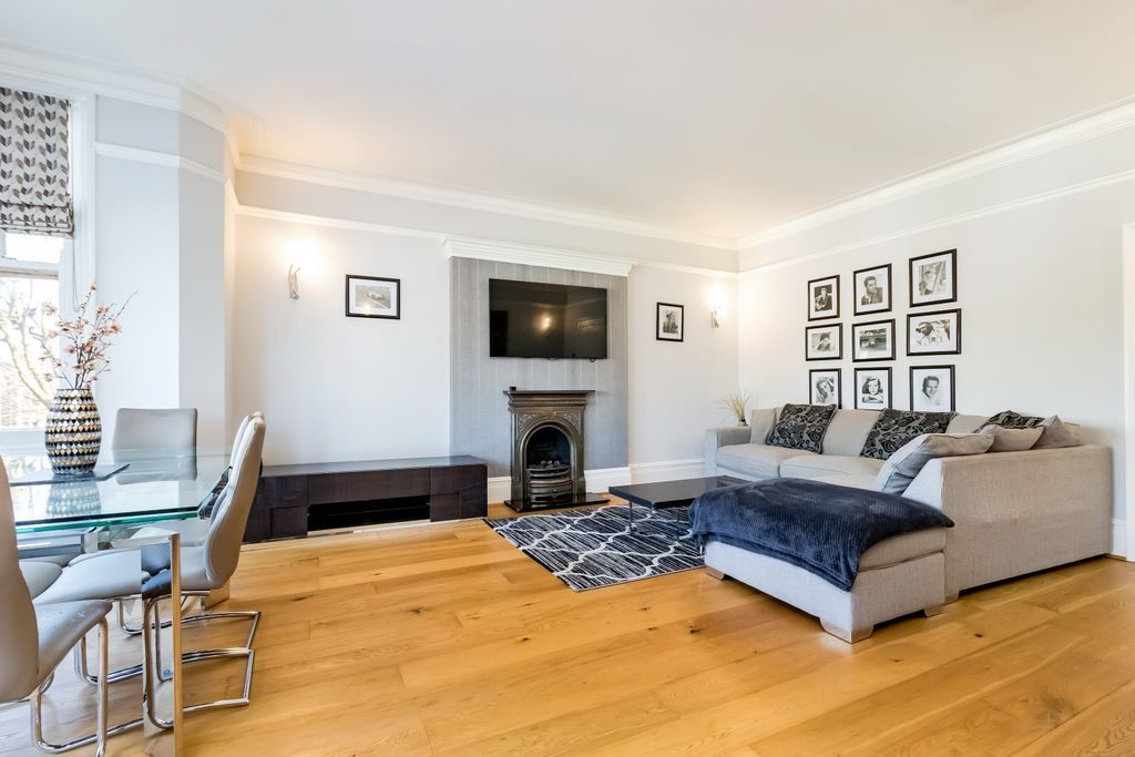 Property photo 3 of 14 Sitting Room