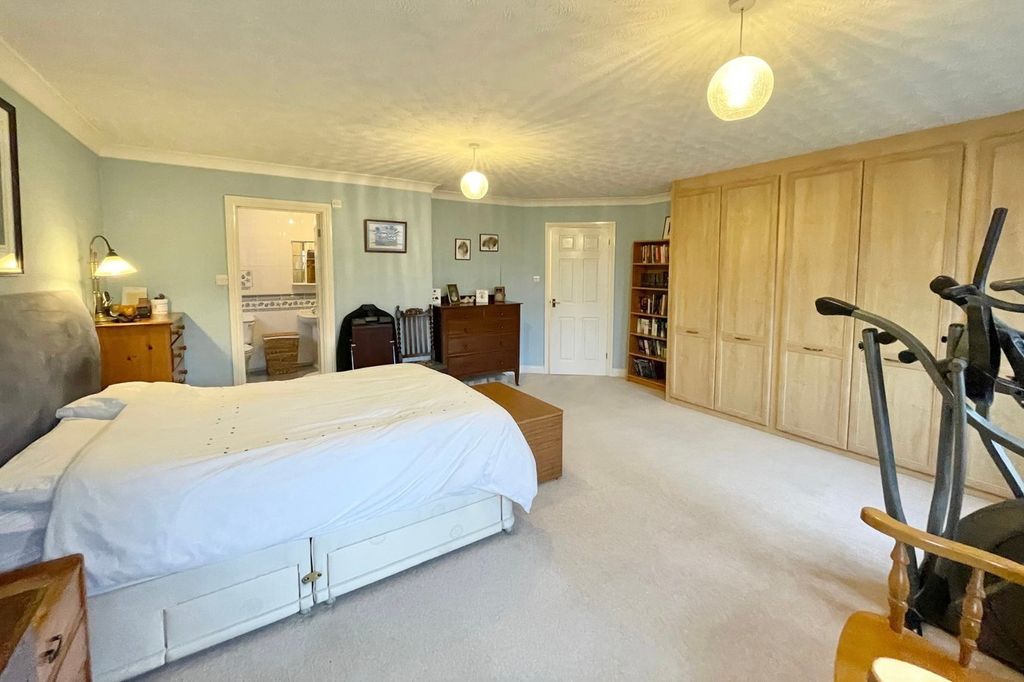 Additional image 15 of 4 bed detached house for saleSycamore Road, Farnborough GU14