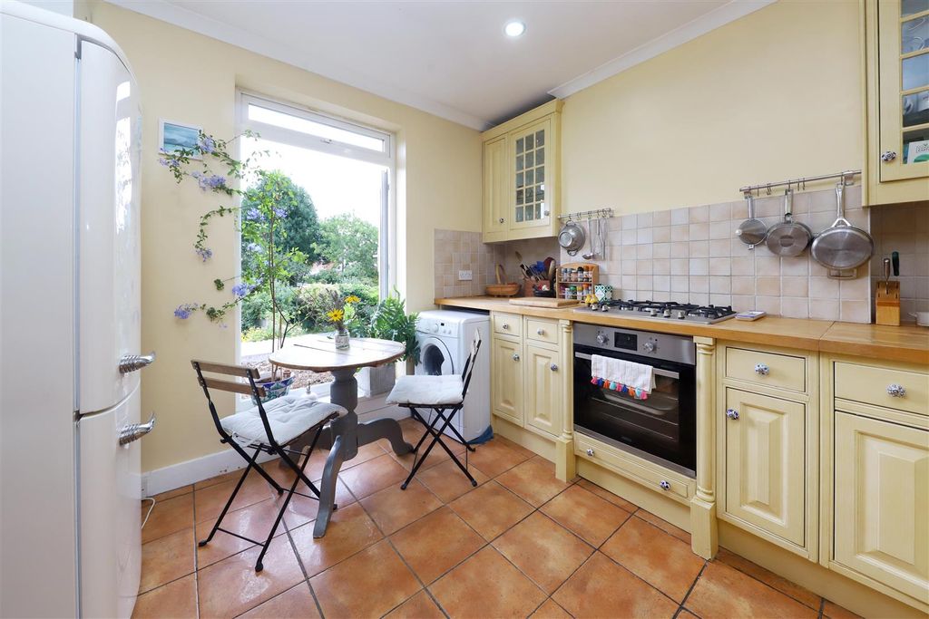 Property photo 3 of 19 Pinner View