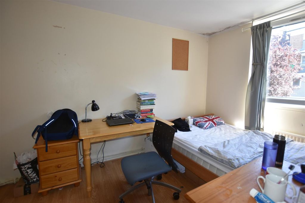 Property photo 3 of 7 Bed1.Jpg