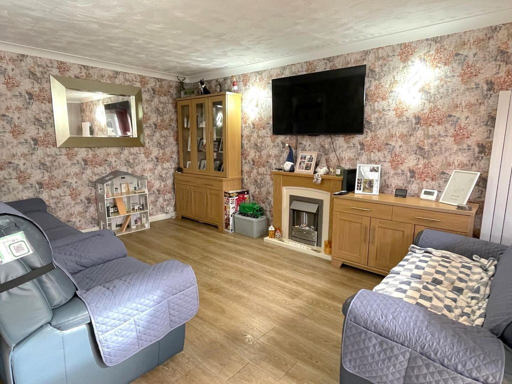 Property photo 3 of 20 Living Room