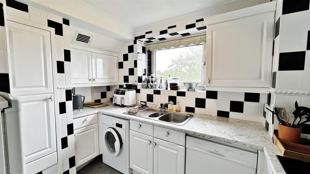 Additional image 13 of 2 bed flat for saleFrinton Court, The Esplanade, Frinton-On-Sea CO13