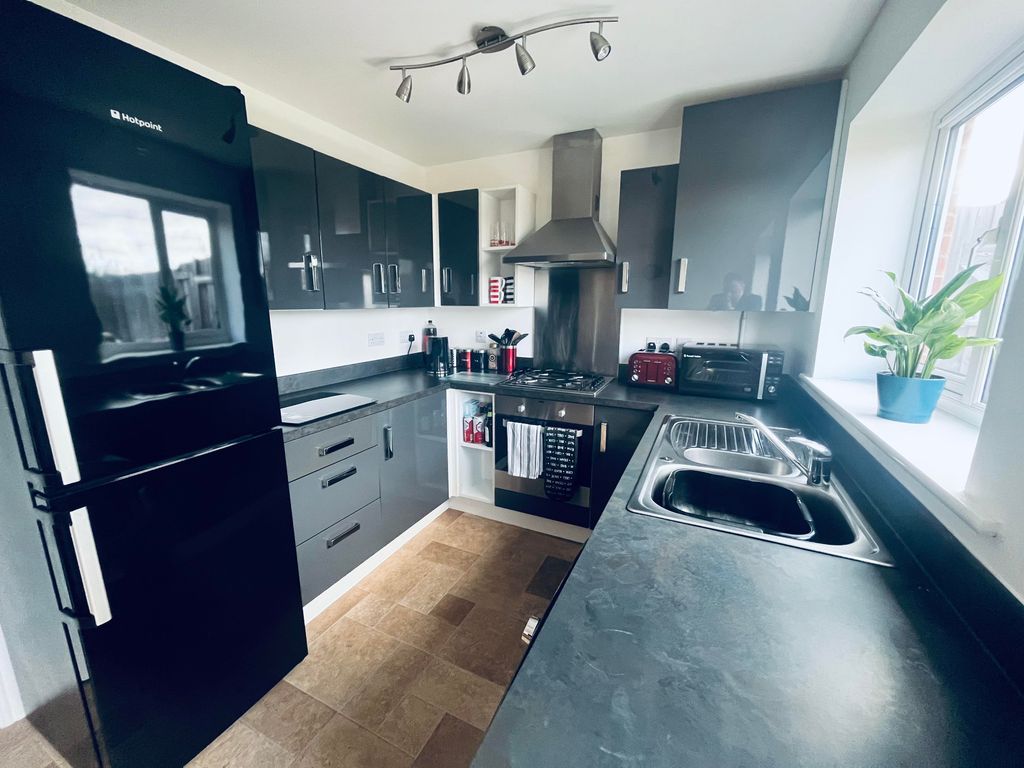 Property photo 3 of 9 Kitchen