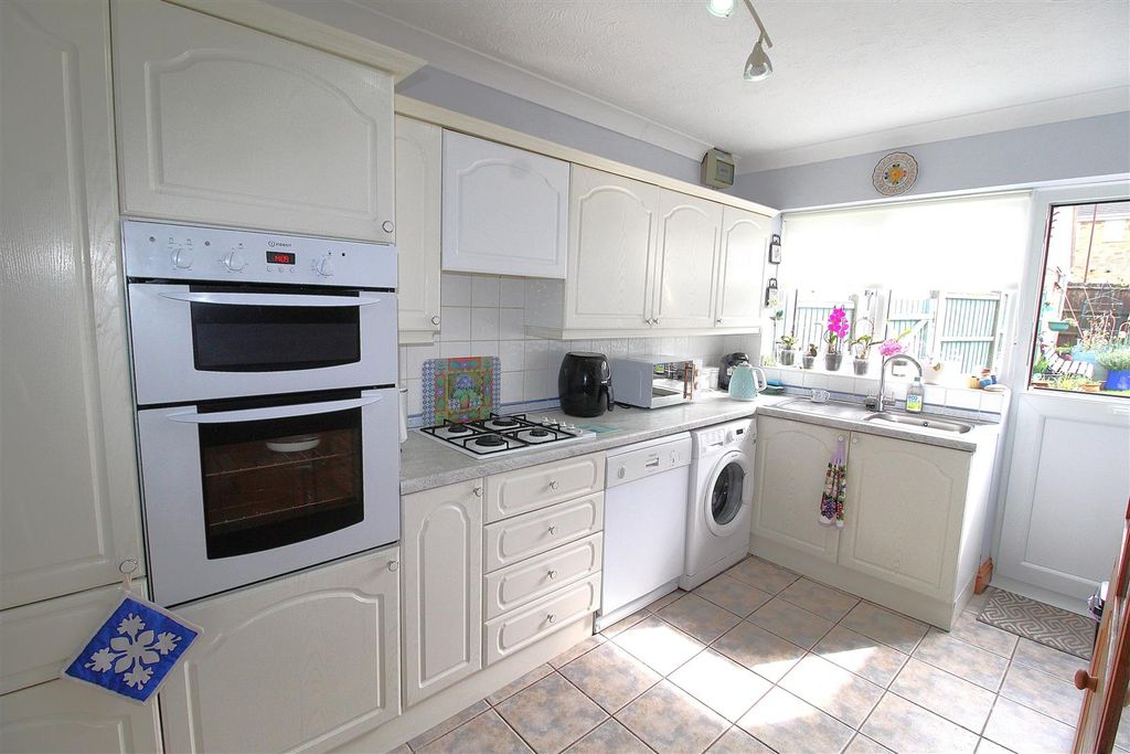 Property photo 2 of 12 Kitchen