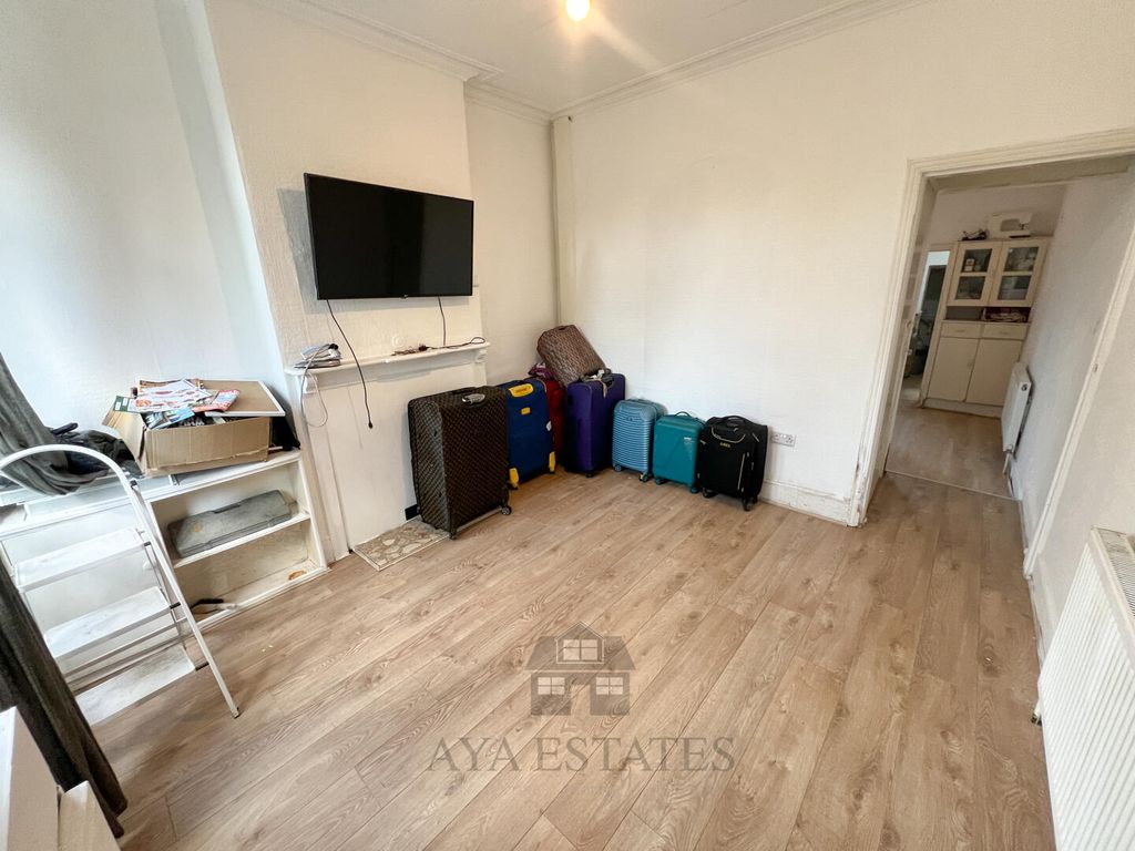Property photo 1 of 17 Living Room