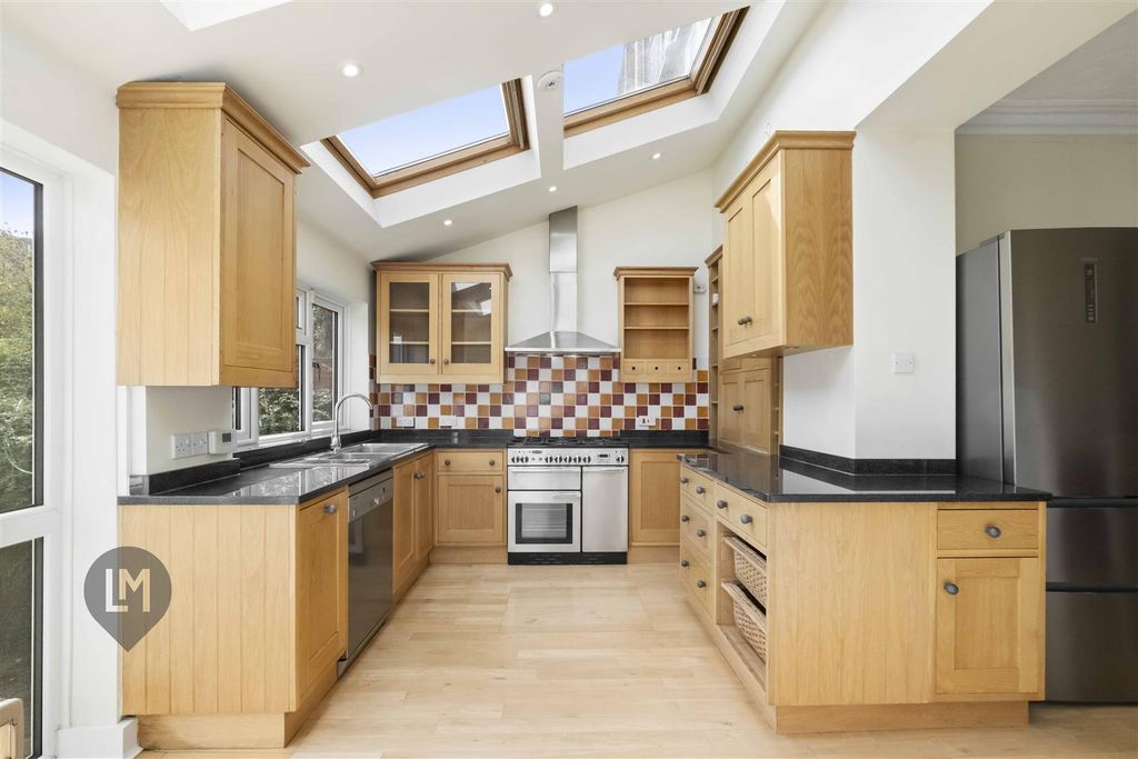 Property photo 3 of 8 Kitchen