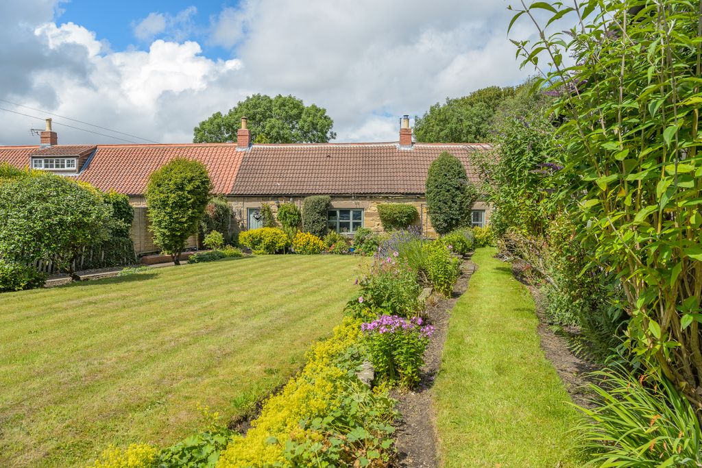 Property photo 1 of 50 Sunny Externals-2