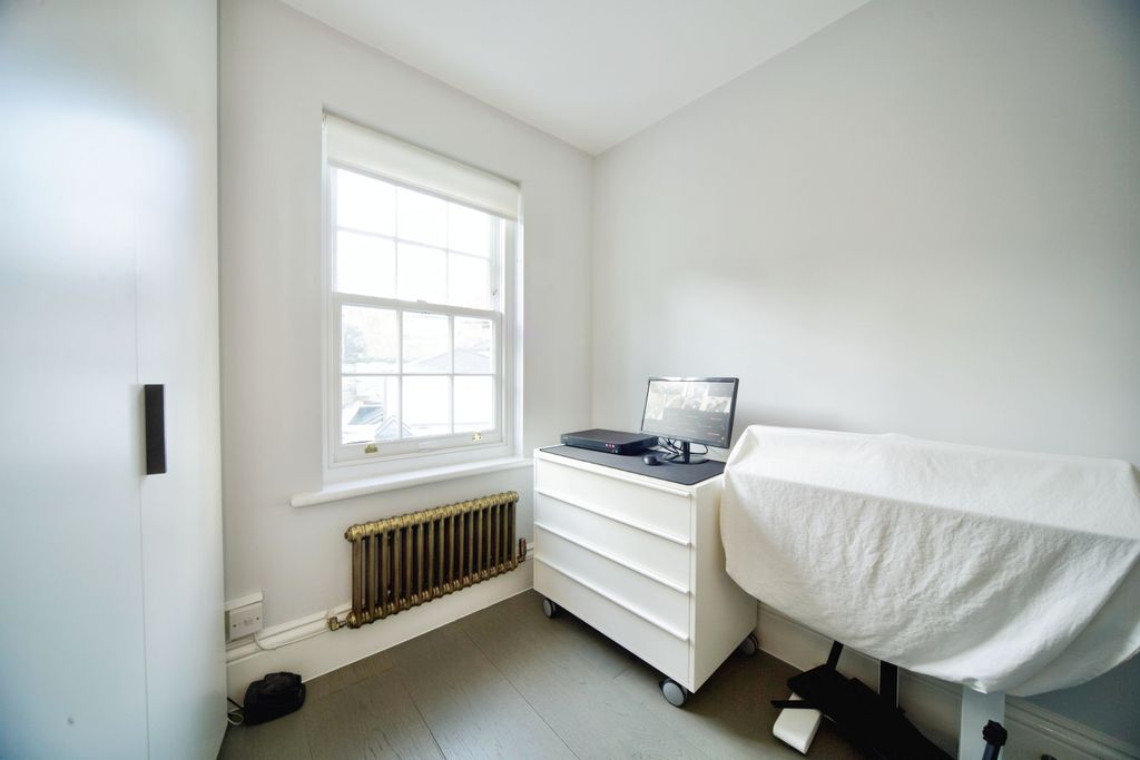 Property photo 1 of 16 11 Squires Mount, Hampstead, London, Nw3 1Ed