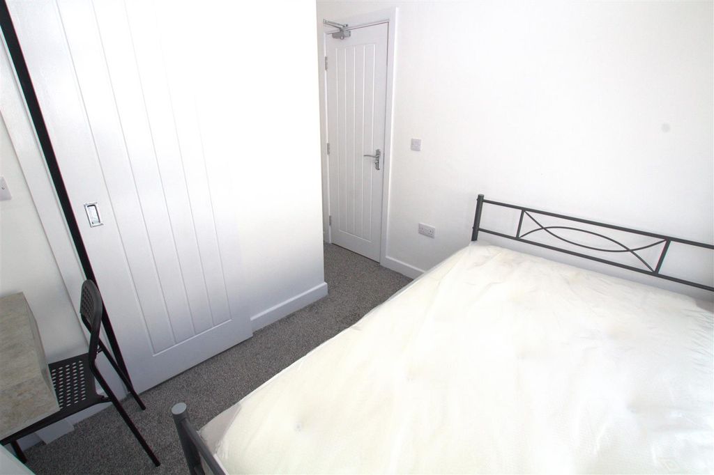 Property photo 3 of 6 Room 1.Jpg
