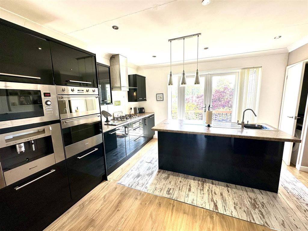 Property photo 3 of 23 Kitchen/Dining Room