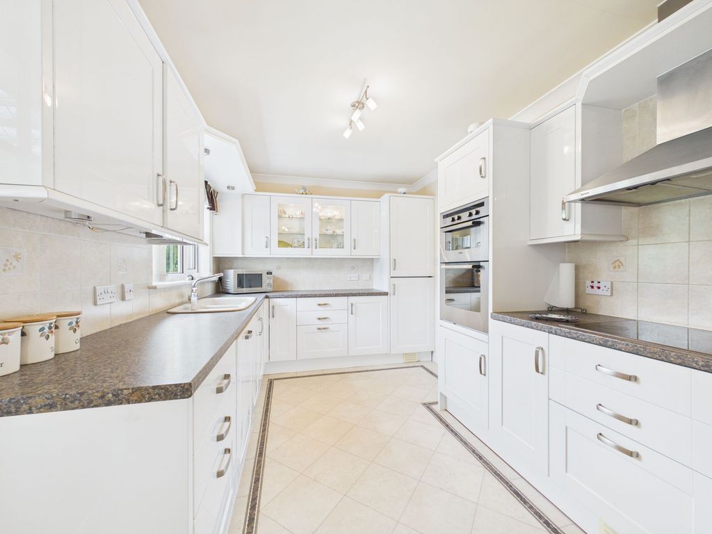 Property photo 3 of 18 Kitchen