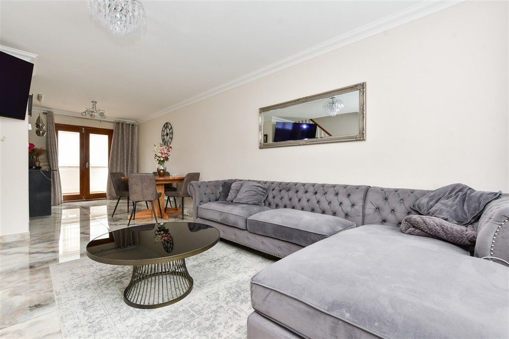 Property photo 3 of 12 Lounge