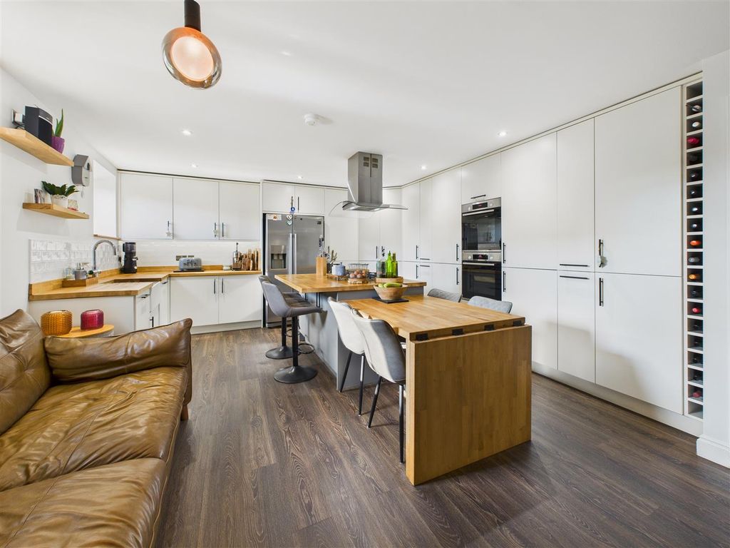 Property photo 2 of 18 Dining Kitchen