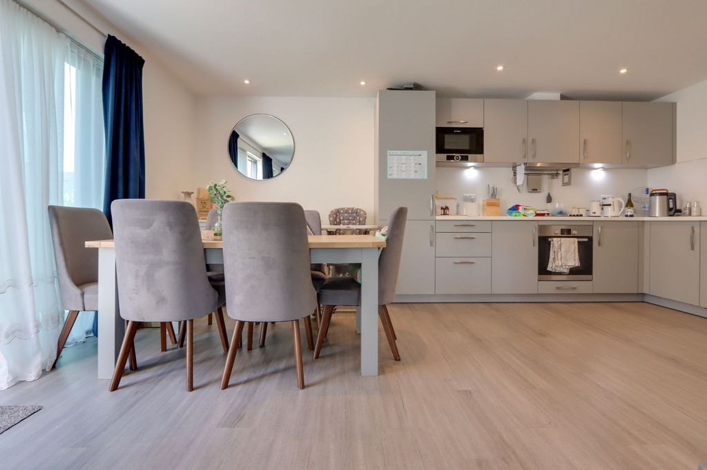 Additional image 4 of 2 bed flat to rentLa Pouquelaye, St. Helier JE2