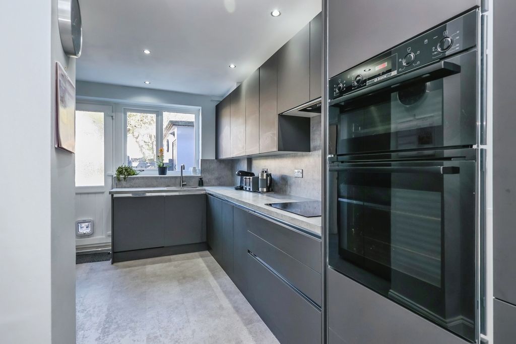 Property photo 2 of 20 Fitted Kitchen