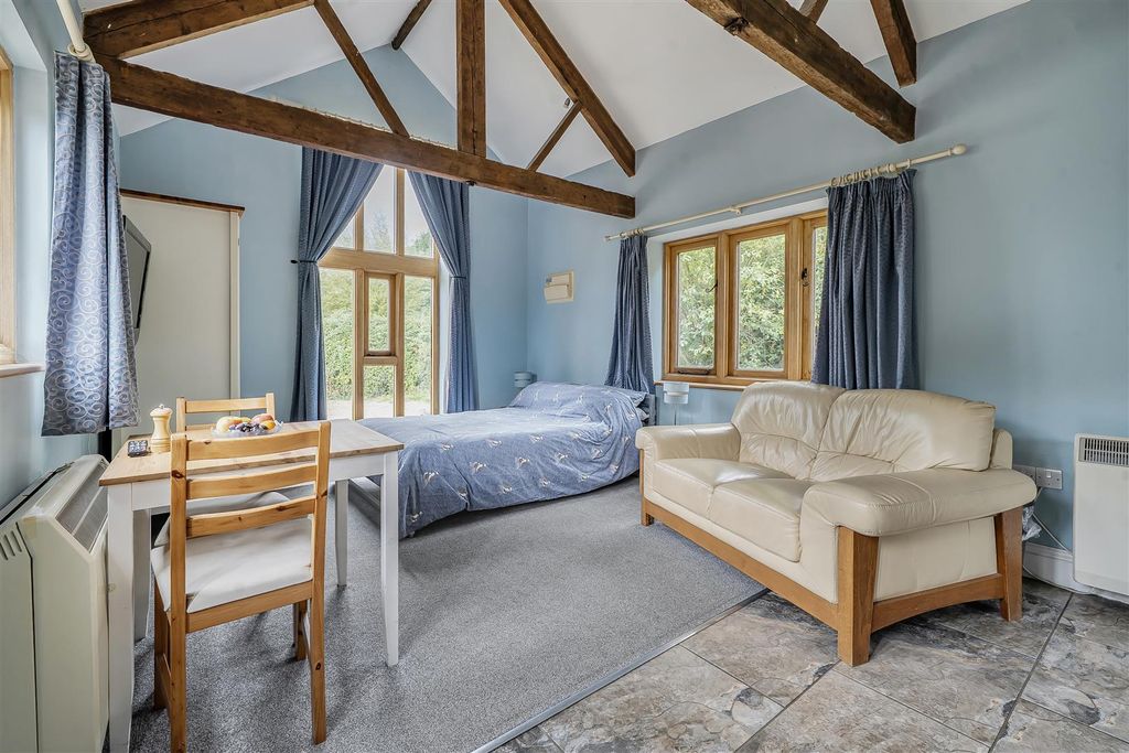 Property photo 3 of 10 Bed / Sitting Room