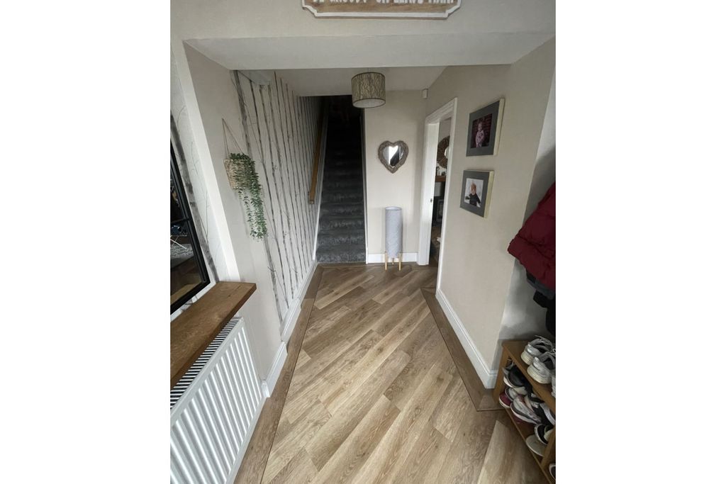 Property photo 2 of 10 Entrance Hall