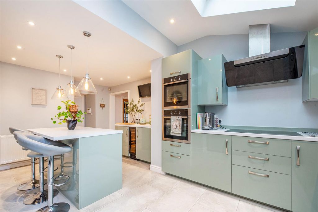 Property photo 3 of 28 Kitchen/Breakfast Room